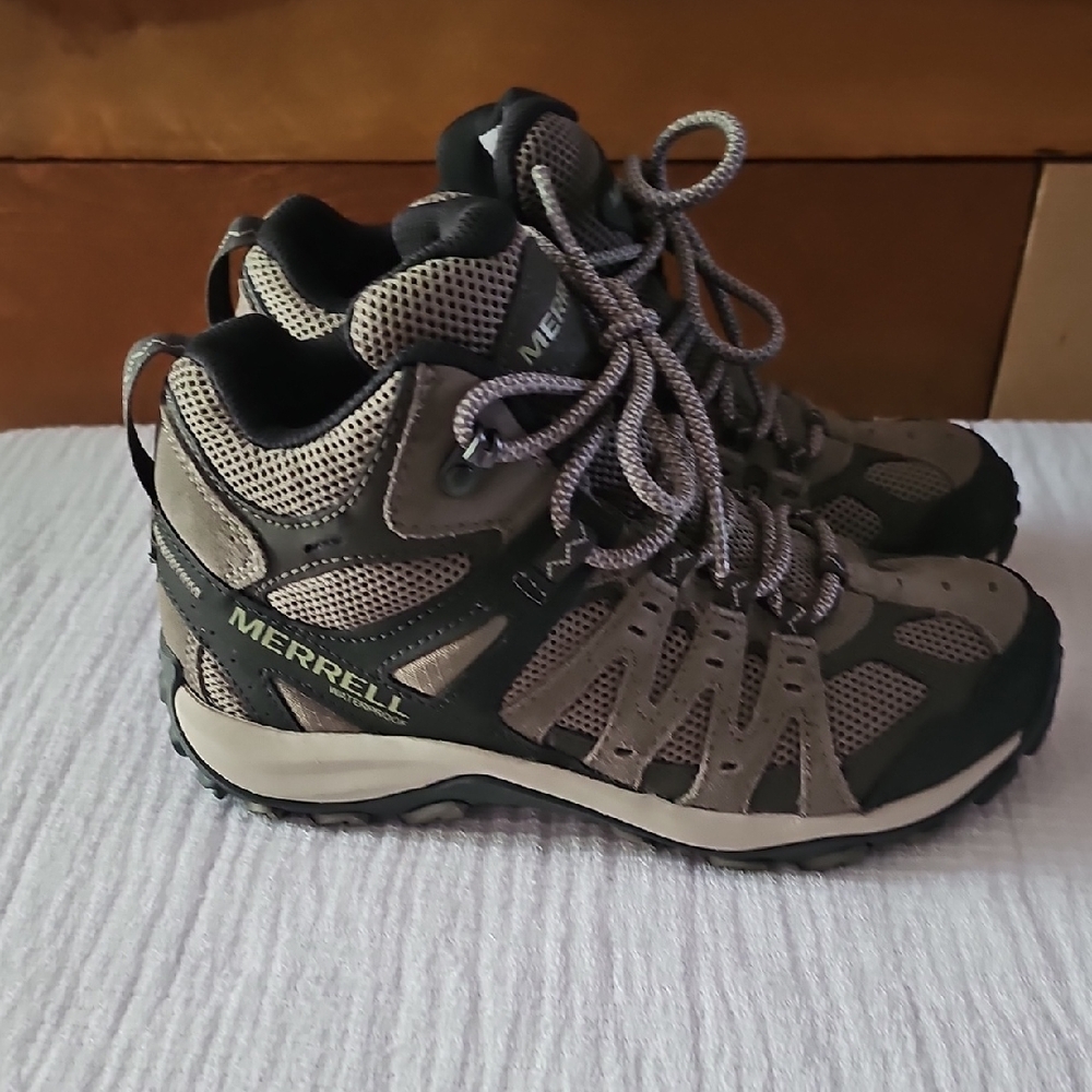 Merrell Woman's Accentor 3 Brown and Tan Hiking Boots 5.5